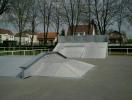 Skatepark de Nangis ! il est nickel ! il y a meme le site ;)