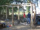 La hute en construction pour les soirée apreo barbek!!